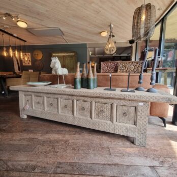 Oud Chinees dressoir met houtsnijwerk