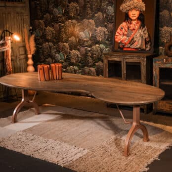 Houten eettafel Cadiz met organisch gevormd tafelblad.